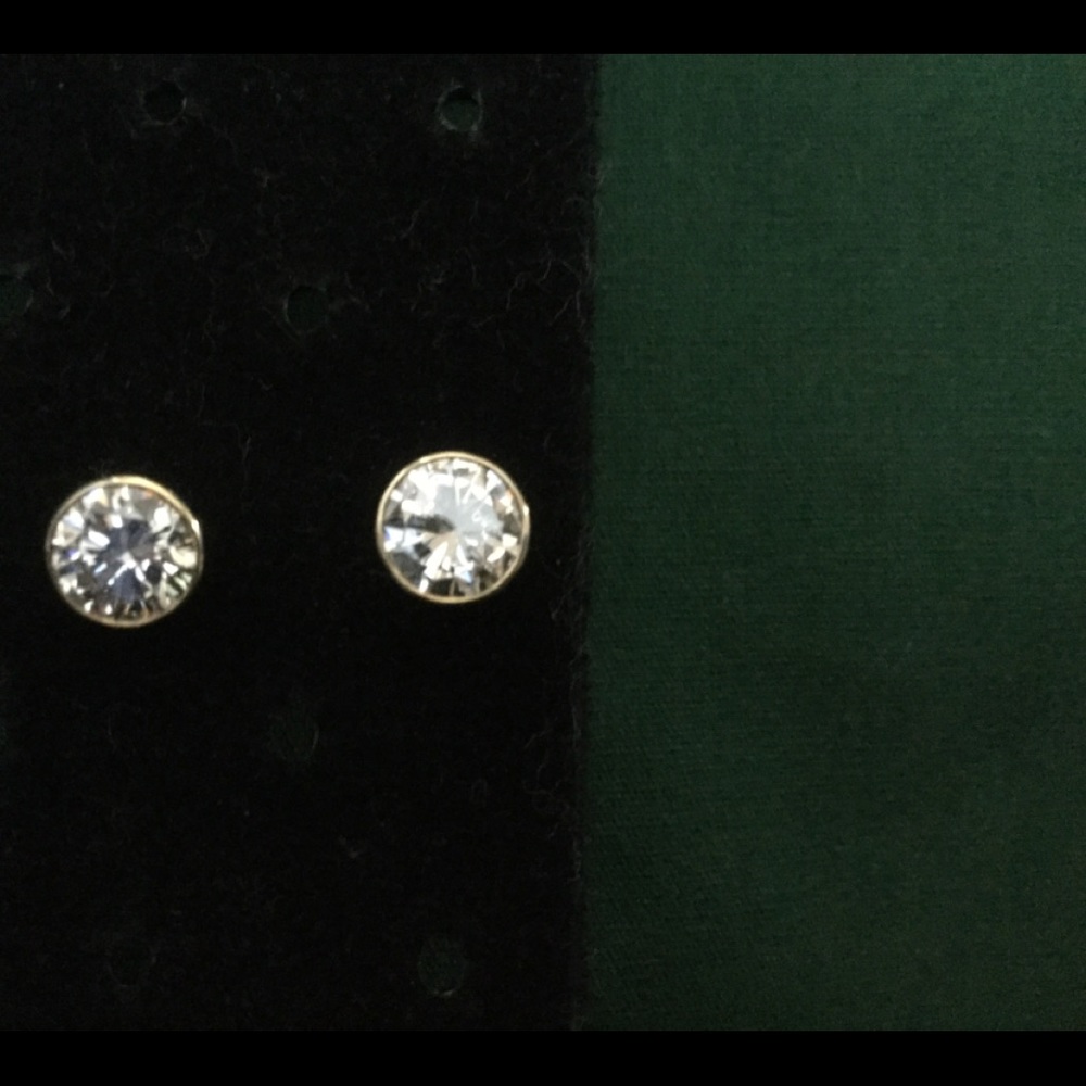 1.85ct diamond stud earrings set in 18k